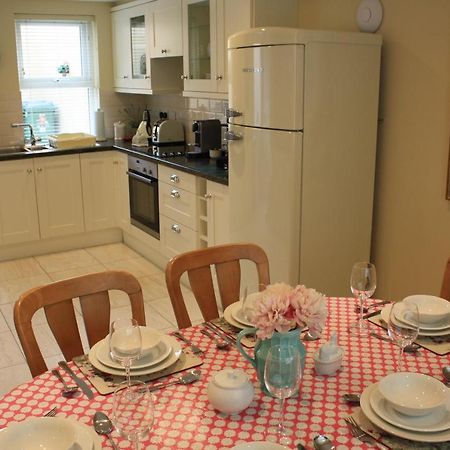 Luxury Townhouse -Free Private Parking- 2 Bedrooms Both En-Suite -Sleeps 5 - Fully Equipped Kitchen, Dining Room- Living Room With Tv Dvd Outside Courtyard With Seating - Fast Wi-Fi- 2-Minute Walk To Town Centre Cill Airne Kültér fotó