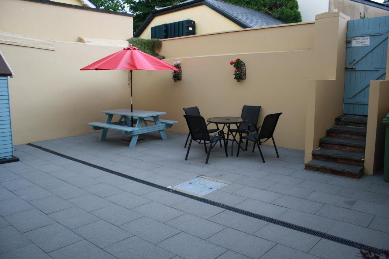 Luxury Townhouse -Free Private Parking- 2 Bedrooms Both En-Suite -Sleeps 5 - Fully Equipped Kitchen, Dining Room- Living Room With Tv Dvd Outside Courtyard With Seating - Fast Wi-Fi- 2-Minute Walk To Town Centre Cill Airne Kültér fotó