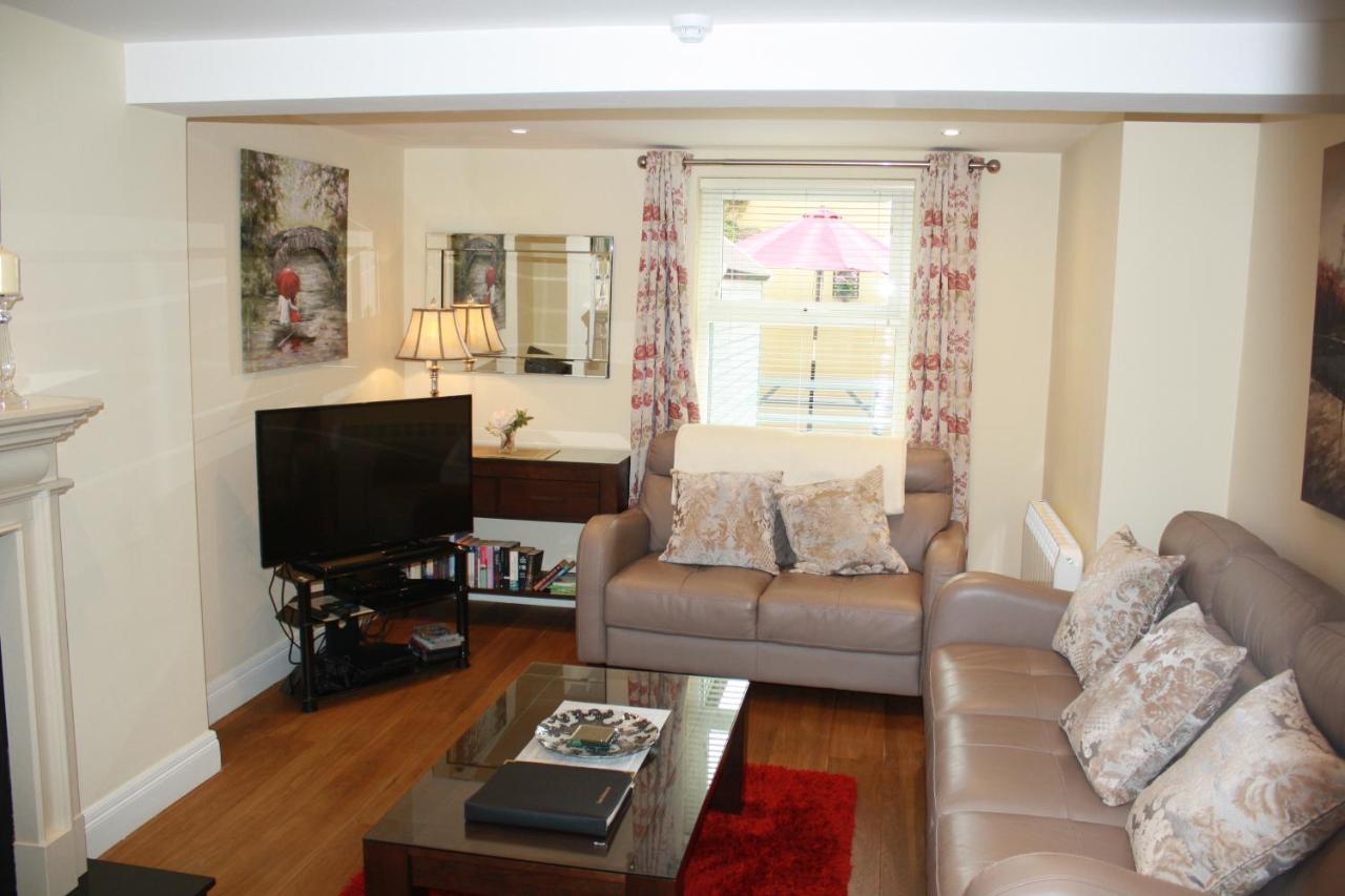 Luxury Townhouse -Free Private Parking- 2 Bedrooms Both En-Suite -Sleeps 5 - Fully Equipped Kitchen, Dining Room- Living Room With Tv Dvd Outside Courtyard With Seating - Fast Wi-Fi- 2-Minute Walk To Town Centre Cill Airne Kültér fotó