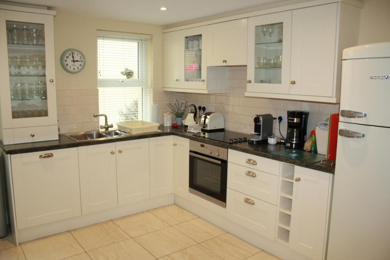 Luxury Townhouse -Free Private Parking- 2 Bedrooms Both En-Suite -Sleeps 5 - Fully Equipped Kitchen, Dining Room- Living Room With Tv Dvd Outside Courtyard With Seating - Fast Wi-Fi- 2-Minute Walk To Town Centre Cill Airne Kültér fotó