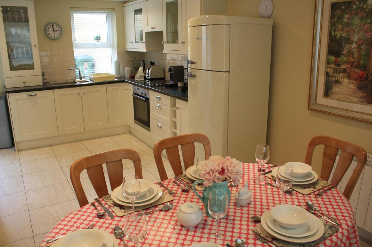 Luxury Townhouse -Free Private Parking- 2 Bedrooms Both En-Suite -Sleeps 5 - Fully Equipped Kitchen, Dining Room- Living Room With Tv Dvd Outside Courtyard With Seating - Fast Wi-Fi- 2-Minute Walk To Town Centre Cill Airne Kültér fotó