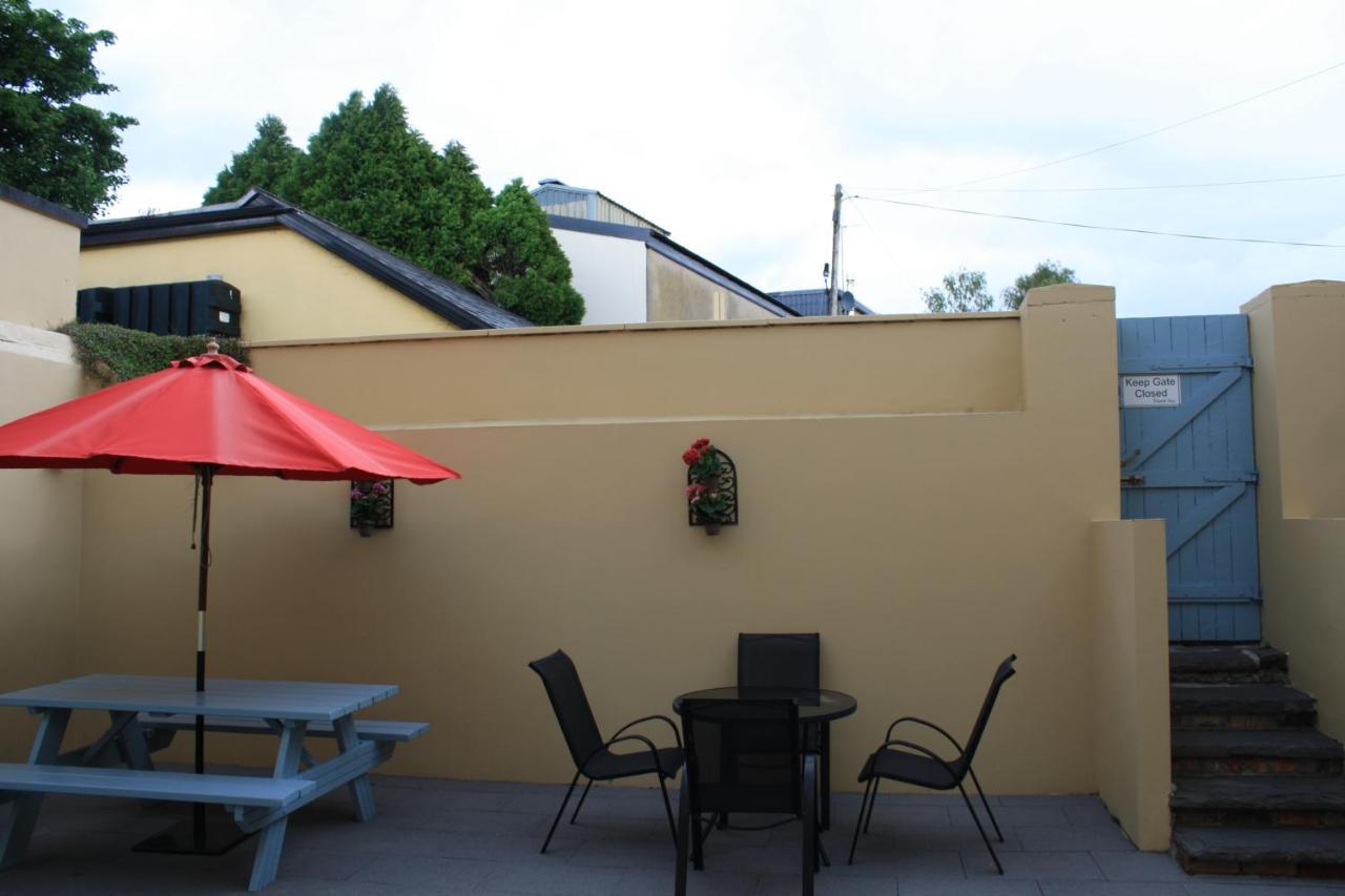 Luxury Townhouse -Free Private Parking- 2 Bedrooms Both En-Suite -Sleeps 5 - Fully Equipped Kitchen, Dining Room- Living Room With Tv Dvd Outside Courtyard With Seating - Fast Wi-Fi- 2-Minute Walk To Town Centre Cill Airne Kültér fotó