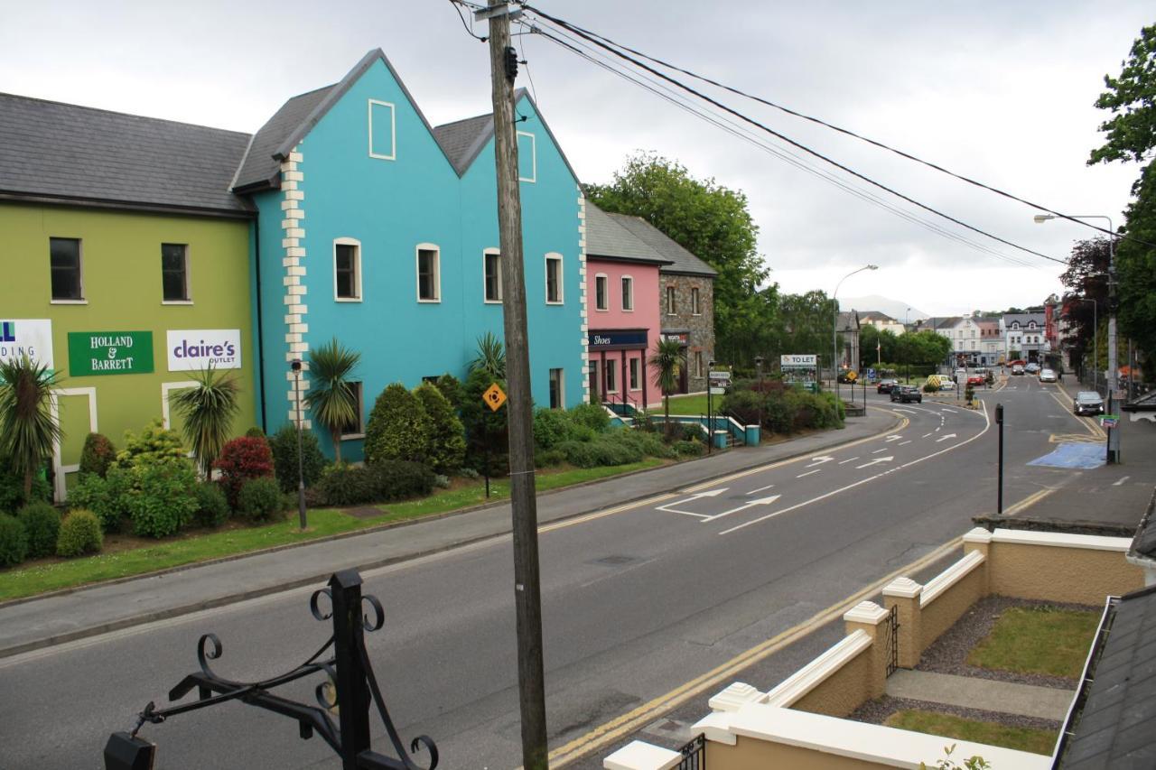 Luxury Townhouse -Free Private Parking- 2 Bedrooms Both En-Suite -Sleeps 5 - Fully Equipped Kitchen, Dining Room- Living Room With Tv Dvd Outside Courtyard With Seating - Fast Wi-Fi- 2-Minute Walk To Town Centre Cill Airne Kültér fotó
