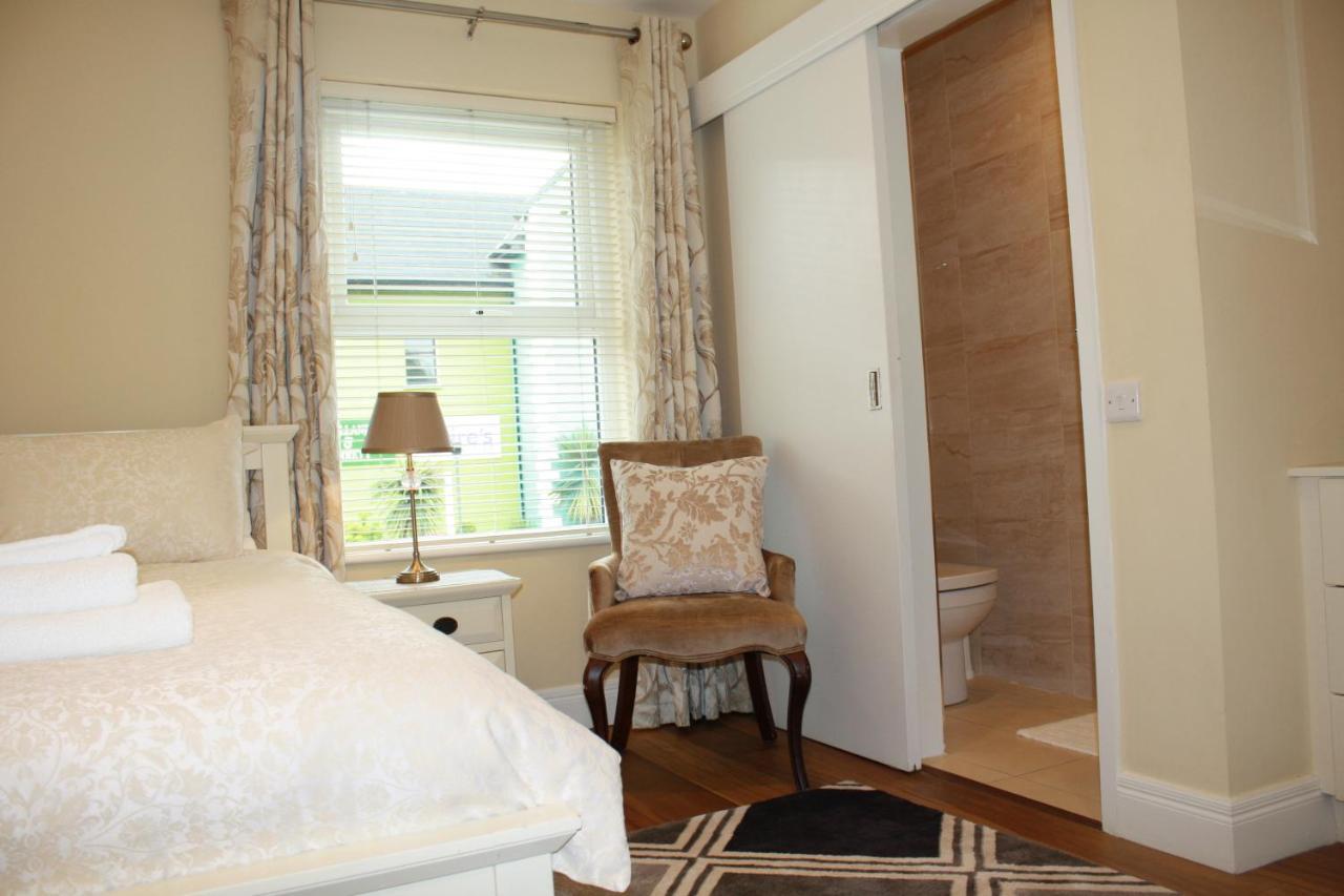 Luxury Townhouse -Free Private Parking- 2 Bedrooms Both En-Suite -Sleeps 5 - Fully Equipped Kitchen, Dining Room- Living Room With Tv Dvd Outside Courtyard With Seating - Fast Wi-Fi- 2-Minute Walk To Town Centre Cill Airne Kültér fotó