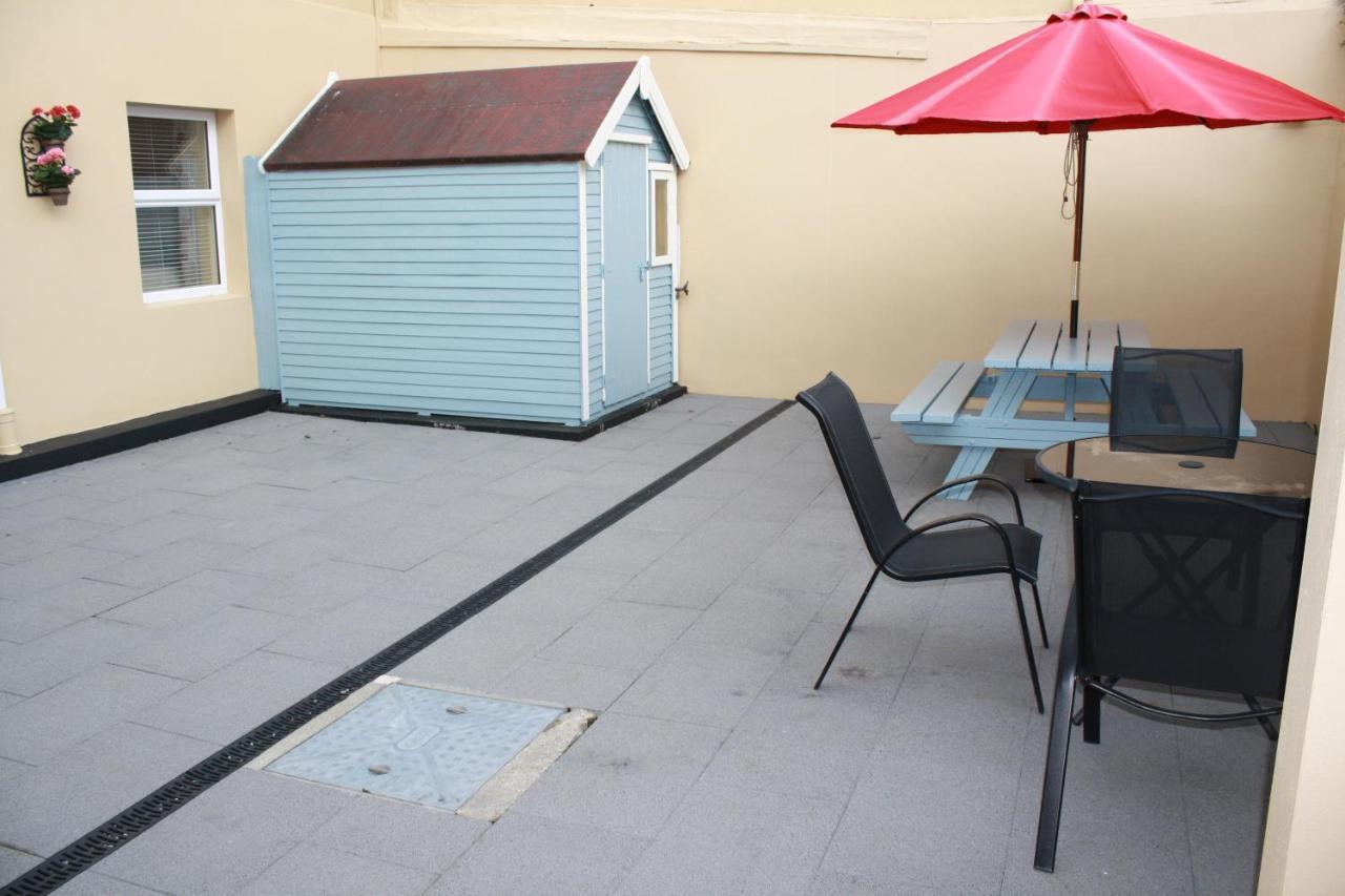 Luxury Townhouse -Free Private Parking- 2 Bedrooms Both En-Suite -Sleeps 5 - Fully Equipped Kitchen, Dining Room- Living Room With Tv Dvd Outside Courtyard With Seating - Fast Wi-Fi- 2-Minute Walk To Town Centre Cill Airne Kültér fotó