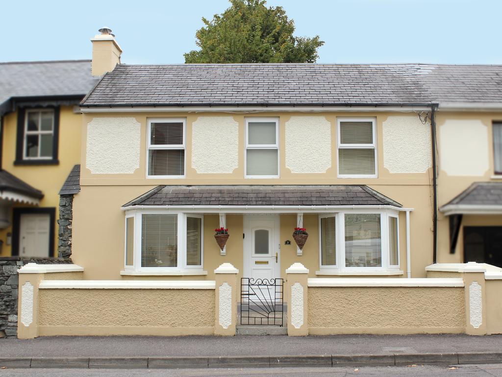 Luxury Townhouse -Free Private Parking- 2 Bedrooms Both En-Suite -Sleeps 5 - Fully Equipped Kitchen, Dining Room- Living Room With Tv Dvd Outside Courtyard With Seating - Fast Wi-Fi- 2-Minute Walk To Town Centre Cill Airne Kültér fotó